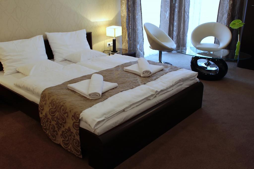 Hotel Brill Orosháza Quarto foto